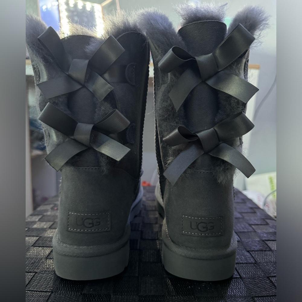 Grey women’s tall boot with double bow